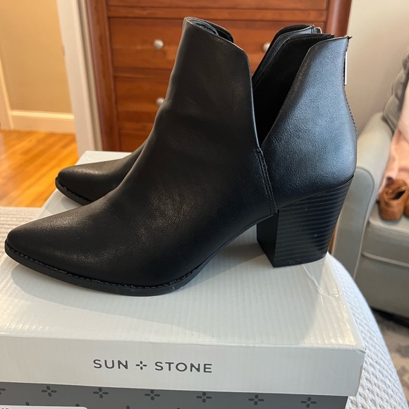 NWT! Heeled Booties - Picture 2 of 4